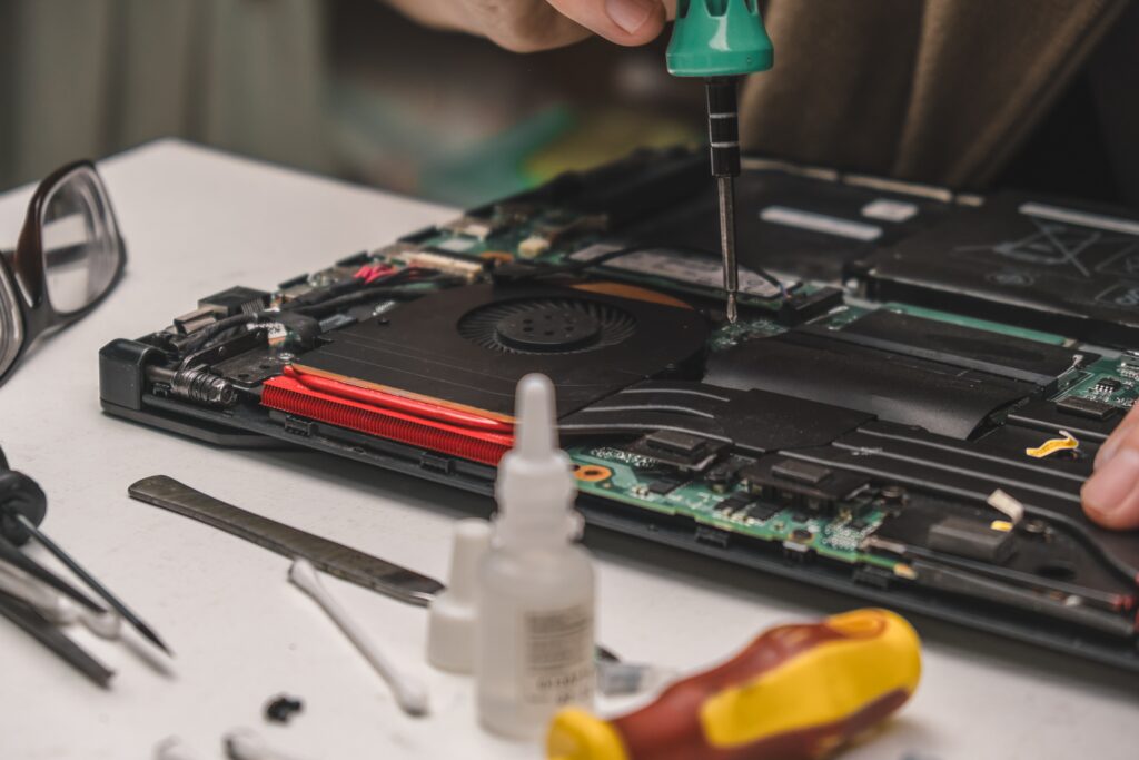 technician performans computer repair in kelowna shop