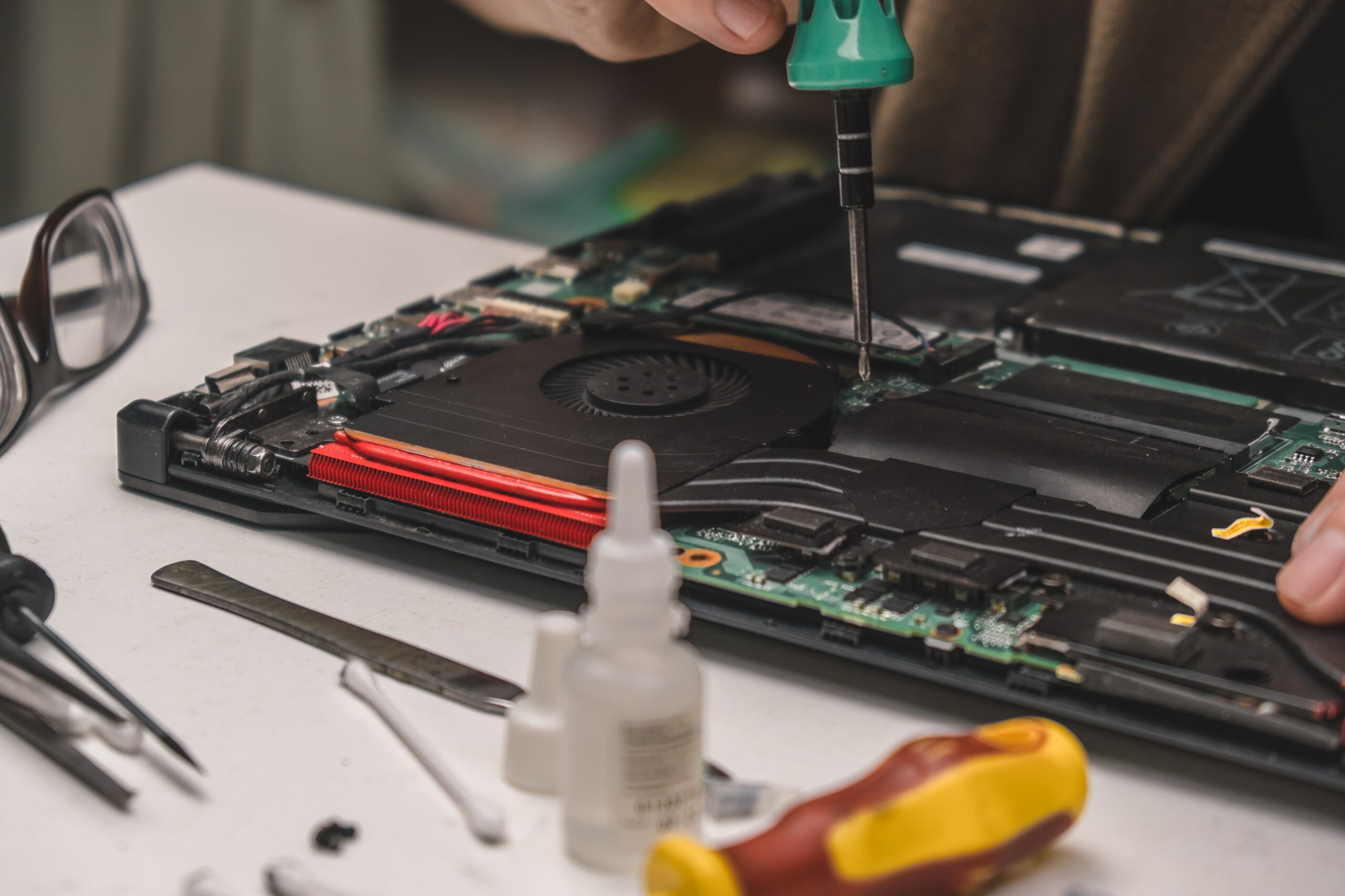 technician performans computer repair in kelowna shop